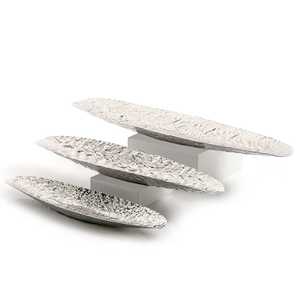 Plateau de service pour petit déjeuner en bois personnalisé et écologique en vente en gros Plateau de transport pour aliments avec finition en métal argenté martelé - Product Image 1