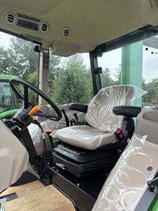 Entrega Rápida Disponible para el Tractor John Deere Serie 5E, Equipo Agrícola Confiable con Construcción Robusta y Calidad Premium - Product Image 4