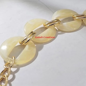 Collier ras du cou géométrique en acétate de résine beige Bijoux de déclaration légers à la mode pour les femmes - Product Image 3