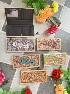 Long portefeuille pour hommes en cuir sculpté usiné à la main Style occidental Offre Spéciale mode élégant fleur verte porte-monnaie cadeau pour lui - Product Image 5