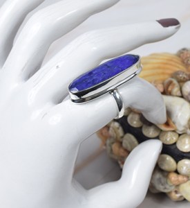 Anillo de Plata de Ley 925 con Zafiro Azul en Engaste de Bisel, Bonito y Moderno, de Alta Calidad, Estilo Antiguo, con Gema Ovalada de Forma Brillante - Product Image 3