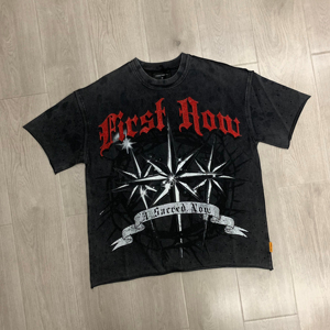เสื้อยืดแขนสั้นสีดำสำหรับผู้ชายแถวแรก พิมพ์ลายตัวอักษรสีแดงและลายดาว สไตล์สตรีท ทรงปกติ คอกลม ผ้าเจอร์ซีย์คอตตอน - Product Image 3