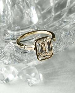 Élégante bague en diamant Moissanite de 2.20 carats en or massif taillé en émeraude avec deux pierres latérales dans un serti de trois pierres - Product Image 1