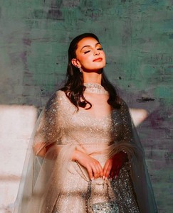 Conjunto de Lehenga de Seda Kasturi de Bollywood con Lentejuelas Pesadas y Bordado Dori, Blusa con Vuelo de 3.5 Metros y Dupatta de Malla para Fiestas - Product Image 1