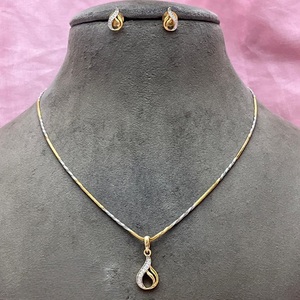 Ensemble de collier à chaîne de créateur simple de meilleure qualité avec boucles d'oreilles pour la collection de vêtements de mariage pour femmes et filles - Product Image 1