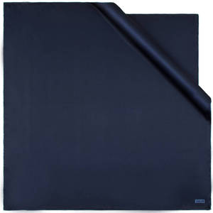 Écharpe en satin polyester bleu marine - Imprimé léopard de créateur - Style printemps-été - Product Image 1