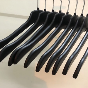 Colgador de ropa de plástico, armario ecológico personalizado, rotación de 360 grados, hombro plano, 40cm de largo, negro, Pavico Vietnam - Product Image 1