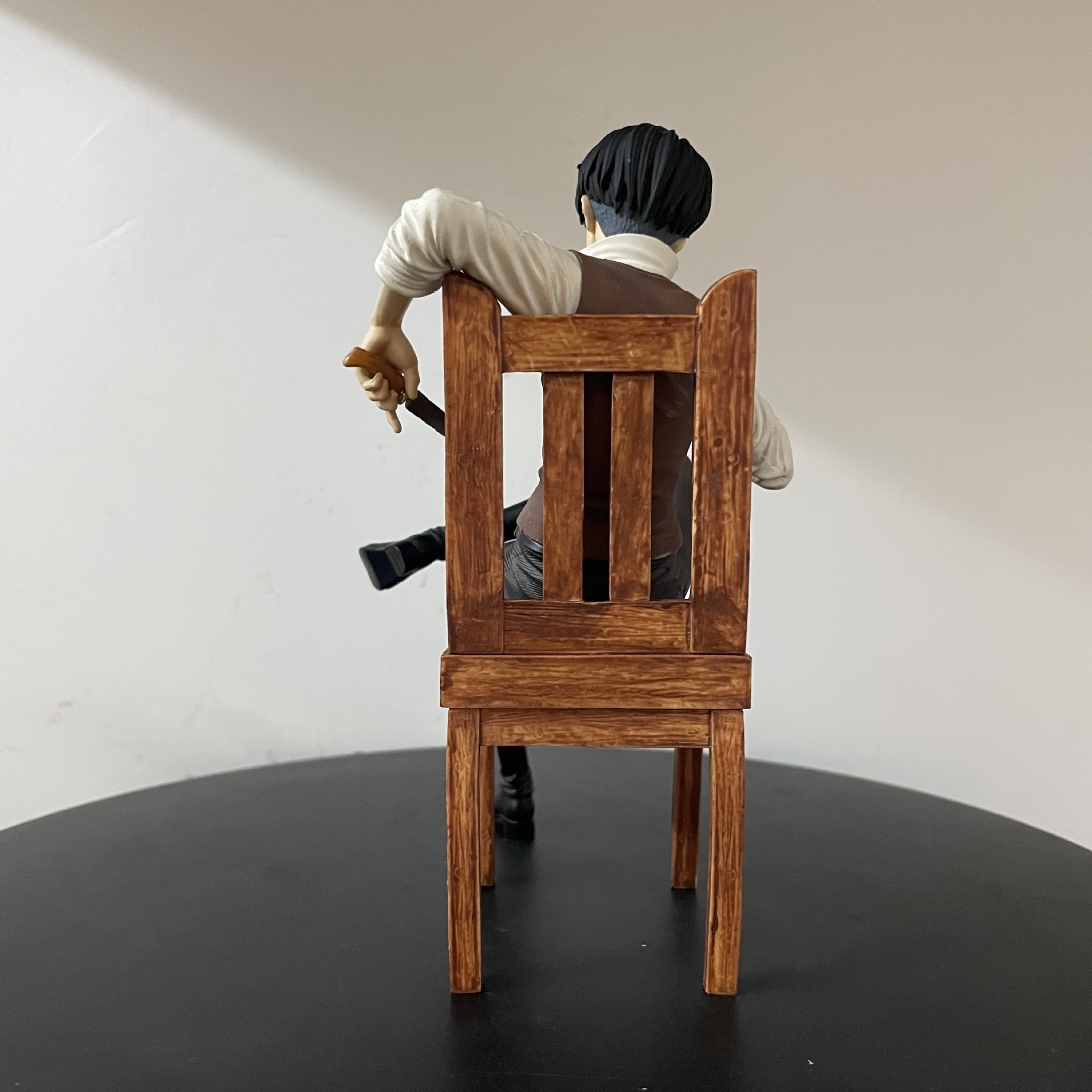 19CM 座り椅子型フィギュア 進撃の巨人 できない 進撃の巨人 リヴァイ