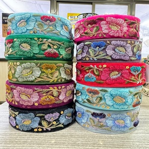 Lacets floraux brodés sur mesure de taille 1.25 pouces à 2 pouces et idéaux pour être utilisés comme bordures dans Flower avec fil ombragé - Product Image 1