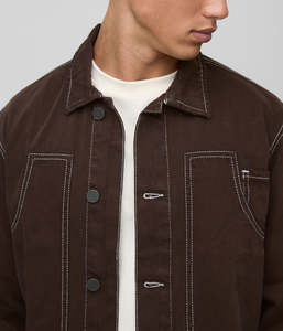Veste en jean homme personnalisée OEM/ODM, légère, couleur brun foncé, avec surpiqûres contrastées, style streetwear, coupe classique. - Product Image 5