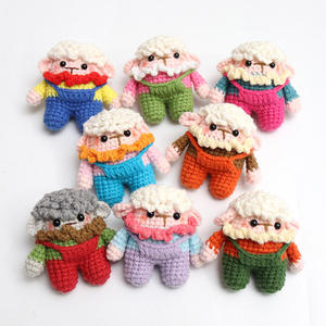 Muñeco de ganchillo hecho a mano, adorable, estilo Wind, con tirantes, acabado de lana, colgante de muñeco tejido, llavero de algodón hecho a mano - Product Image 1