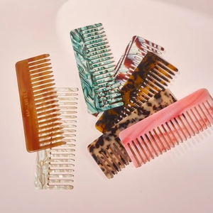 PEINES DE CORTE FINO PROFESIONAL DE CALIDAD ASISTENCIA Peine de pelo de peluquero profesional para uso en Estilismo de salón Material de resina - Product Image 1