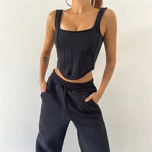 Vente en gros Ensemble de survêtements 3 pièces pour femmes, sweat à capuche et pantalon de jogging et haut court, tenue de sport décontractée et de détente - Product Image 3