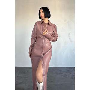 Robe longue en cuir rose poudré, coupe fourreau, avec détails boutonnés, vente en gros - Product Image 2