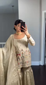 Ensemble Salwar Kameez prêt-à-porter en soie Chinnon pure, broderie lourde, travail de cordon et de sequins, collection pour mariages - Product Image 4