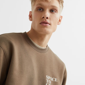 Sudadera con Capucha Gris Sólida de Invierno para Hombre, 100% Algodón, al por Mayor, con Logotipo Personalizado Impreso en Serigrafía - Product Image 3