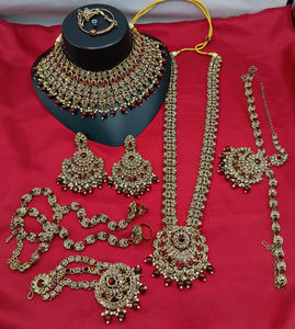 Conjunto de Collar Gargantilla Bridal Shadow, Aretes Chapados en Oro, Maang Tikka, Joyería Étnica Hecha a Mano de Alta Calidad para Bodas y Compromisos - Product Image 1