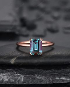 แหวนหมั้นเพชรทรงเหลี่ยมอเล็กซานไดรต์เงินแท้ 925 ชุบทองคำขาว 14K - Product Image 6