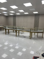 Présentoirs à bijoux en verre antivol pour kiosque de centre commercial avec éclairage LED et capteurs et système d'alarme dissimulés pour vitrine en espace ouvert