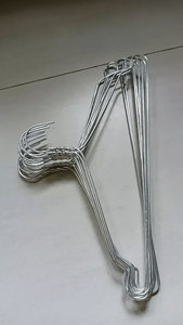 Les cintres de vêtements de Wooup offrent une solution optimale pour organiser les vêtements, parfaits pour chaque famille. - Product Image 4