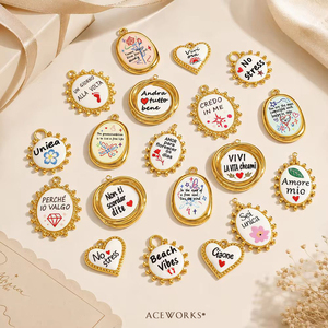 Appunti d'amore italiani |   Ciondolo Charm in Acciaio Inossidabile Placcato Oro 18K PVD con Frase Dipinta a Mano in Smalto |   Impermeabile e Antiossidante - Product Image 3
