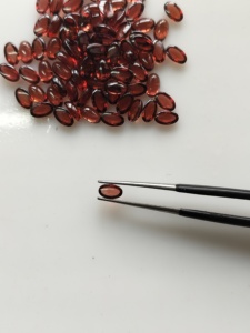 พลอยโกเมนสีแดงธรรมชาติทรงรีแบบคาโบชอง ขนาด 3x5 มม. น้ำหนัก 0.40 กะรัต สำหรับทำเครื่องประดับ - Product Image 3