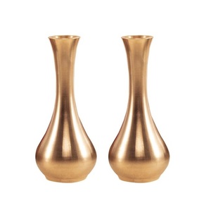 Ensemble de 2 vases à fleurs en aluminium avec un design martelé et une finition dorée pour la décoration de la chambre à coucher et du salon - Product Image 3