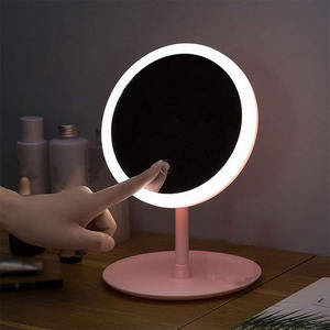 Miroir de maquillage LED rond Myrva avec support de bureau éclairé pour application de produits de beauté - Product Image 6