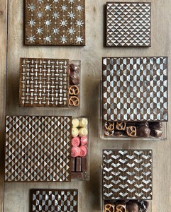 Coffret de desserts de luxe en acrylique et fabriqué à la main avec incrustation de nacre, parfait pour les cadeaux de l'Aïd et la décoration élégante de la maison - Product Image 3