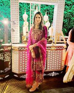 Traje de fiesta pesado Kurti de terciopelo puro con estilo indio con trabajo de bordado de secuencia con conjunto de pantalón y Top de manga larga de diseñador - Product Image 2