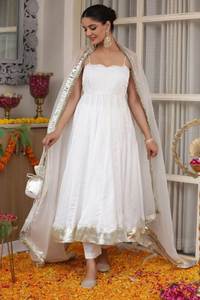 Hermoso vestido Georgette con diseño sin mangas y elegante patrón de cuello adornado con gota Patti trabajo en el escote - Product Image 3