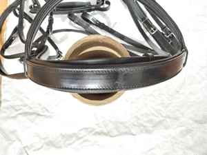 Brida de cuero de primera calidad con acolchado suave y forma semicircular para montar a caballo de forma duradera a un precio asequible. - Product Image 4