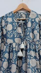 Kyra TOP Dress, ชุดเดรสมินิ, เสื้อทูนิคพิมพ์ลายดอกไม้, คอลึกพร้อมเชือกปิด - Product Image 2