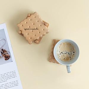 Juego de 4 posavasos cuadrados de madera de mango marrón oscuro con diseño de galletas y soporte a juego para una Decoración de mesa elegante - Product Image 5