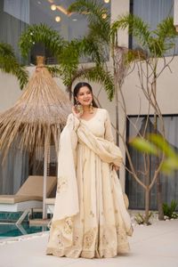 Vestido Anarkali elegante largo hasta el suelo con bordado intrincado para bodas, compromisos y eventos tradicionales - Product Image 3