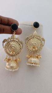 Temple Radiance Jhumkas Set South Indian Temple Jewelry Finition luxueuse Ornementation unique Fabriqué en laiton Produit en vrac - Product Image 3