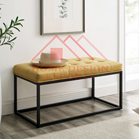 Pouf rectangulaire standard en métal jaune avec assise en tissu doux
