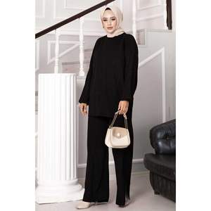 Conjunto de punto de dos piezas negro para mujer con detalle de abertura - Product Image 1