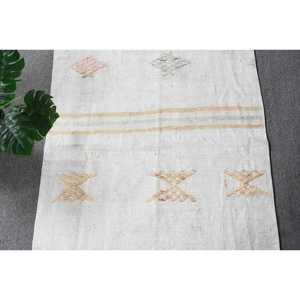 Alfombra Turca Vintage Pequeña de 2.5x5.7 pies, Alfombra Blanca con Plantas y Árboles Amarillos - Product Image 5