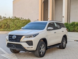 Usado para Toyota Fortuner SUV en Venta, Modelo Hilux RAV4 Wish, Opciones de Combustible Diésel y Gasolina, Caja de Cambios Manual y Automática, Turbo AWD Oscuro R15 - Product Image 4