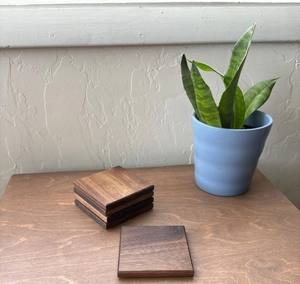 Ensemble de sous-verres en noyer massif fabriqués à la main sous-verres de boissons Protection de table sous-verres carrés en bois de noyer naturel pour chaud et froid - Product Image 1