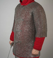Haut de gilet médiéval en maille de fer 9 mm riveté à plat avec anneaux de fixation, fait main en acier doux, armure de harnais, costume de chevalier Viking, finition huilée
