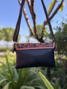 กระเป๋าถือหนังวัวแท้ งานฝีมือ ลวดลายแกะสลัก แต่งพู่ห้อย สไตล์ยิปซี โบฮีเมียน วินเทจ ทำมือ สะพายไหล่ ทันสมัย - Product Image 4