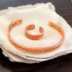 Royal Artisans Indian Handcrafted Classic Pulido Curación Cobre Pulsera Anillo de dedo a juego Chakra Joyería Brazalete para mujer - Product Image 2