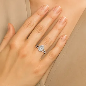แหวนคู่มอยส์ซาไนต์ทรงลูกแพร์ Pearluxe Halo ประดับแพลตตินัม - Product Image 2