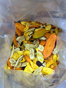 Une usine du Vietnam fournit des snacks de fruits et légumes mélangés séchés au goût croquant naturel pour les consommateurs - Product Image 3