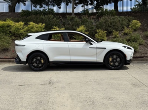 SD7VUJBW5RTV11216 2024 รถเอสยูวีหรูหรา ขับเคลื่อนสี่ล้อ เครื่องยนต์ 4.0 ลิตร ทวินเทอร์โบ V8 542 แรงม้า แรงบิด 700 นิวตันเมตร ความเร็วสูงสุด 291 กม./ชม. ไมล์น้อย รับประกันจากโรงงาน 3 ปี - Product Image 2