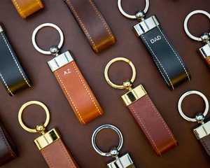 Porte-clés vintage en cuir véritable italien fait à la main, initiales gravées, couleur personnalisée, monogramme personnalisé, porte-clés de luxe pour tous les jours - Product Image 1