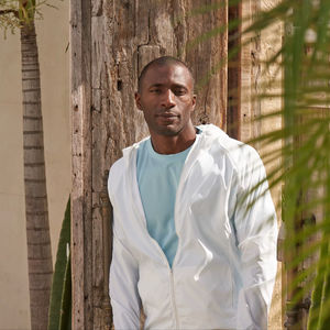 Chaqueta con Capucha Holgada Unisex Ultifresh para Verano, Informal, 100% Microfibra de Poliéster, Ligera, con Puños de Doble Costura y Bordado Rápido - Product Image 2