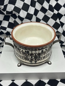Casserole en métal argenté de designer avec corps à découpes décoratives et couvercle en céramique marron pour les rassemblements, le service et les cadeaux - Product Image 3